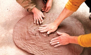 Khi vào cuộc chơi, các pháo thủ giẫm lên miếng đất cho thành hình bầu dục rồi sau đó dùng tay nặn. Ảnh: Lê Bích