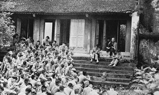 Bác Hồ nói chuyện với Đại đoàn Quân Tiên phong (308) tại Đền Giếng tháng 9/1954.