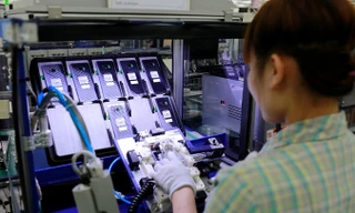 Công nhân trong dây chuyền sản xuất.