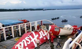 Nhiều mảnh vỡ lớn của máy bay AirAsia QZ8501 đã được trục vớt (Ảnh: AP)