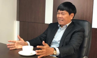 Phòng làm việc với bàn làm việc đơn giản của tỷ phú Trần Đình Long, nơi các phòng ban khi cần có thể “mượn” để làm nơi họp.