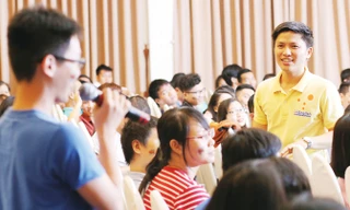 Trần Gia Thông (áo trắng) lắng nghe những thắc mắc về cách sử dụng tiếng Anh của các bạn trẻ tại một buổi sinh hoạt.