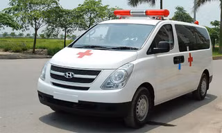 Anh Dũng vừa điều khiển xe cấp cứu vào Viện Bỏng Quốc gia đón bệnh nhân ra viện thì bị hai người chặn xe, đấm đá túi bụi. Ảnh minh họa 
