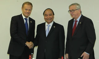 Sáng 27/5, tại Nhật Bản, Thủ tướng Nguyễn Xuân Phúc gặp Chủ tịch Ủy ban châu Âu Jean-Claude Juncker và Chủ tịch Hội đồng châu Âu Donald Tusk. Ảnh: TTXVN