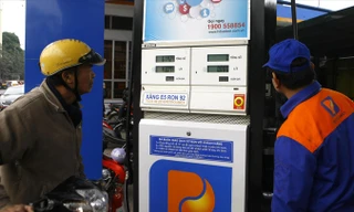 Nhiều người tiêu dùng vẫn băn khoăn với chất lượng xăng E5. Ảnh: Như Ý.