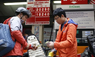 Người dân chỉ có lựa chọn xăng E5, hoặc xăng A95 giá cao. Ảnh: Như Ý.