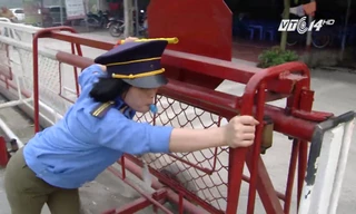 Nữ nhân viên gác chắn tàu hỏa phải có 'vòng 1' trên 75cm?