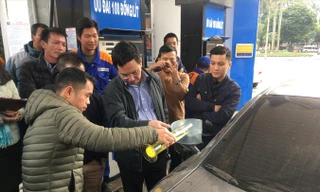 Đại diện các bên liên quan cùng thực nghiệm hút sạch và đổ lại đầy xăng cho xe Honda Accord từng tố cây xăng của Petrolimex gian lận. Ảnh: Tuấn Nguyễn.