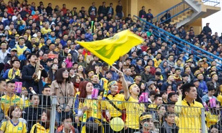 Khán giả phủ kín các khán đài sân Hàng Đẫy.