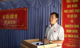 Bí thư thứ nhất T.Ư Đoàn Lê Quốc Phong tại buổi tiếp xúc với cử tri Bình Thuận. Ảnh: Quế Hà.