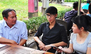 Bố con Thiện trao đổi với báo chí