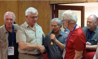 Những cái bắt tay hôm 6/3/2018: Cựu binh Nguyễn Thế Dũng ở giữa các cựu binh Mỹ. Thứ hai từ phải qua, không đeo kính là Dan Sea. Ảnh: DPV.