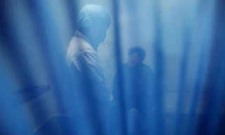 Một người đàn ông đang được kiểm tra sức khỏe trước khi hiến tinh trùng ở một bệnh viện tại thành phố Thái Nguyên, tỉnh Sơn Tây (Trung Quốc) - Ảnh: AP