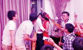 Náo động phòng vui vẻ