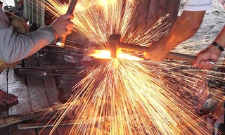 Thợ đang rèn dao ở lò ông Hai Ơn.