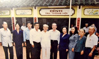 Ông Sáu Khải với bà con lối xóm.