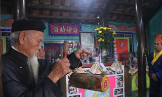 Tiếng mõ khai lễ cầu ngư làng Nam Ô nhắc nhở bao điều. Ảnh: Nguyễn Thành.