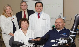 Ông Erik Sorto điều khiển cánh tay máy bằng ý nghĩ. Ảnh: Caltech 