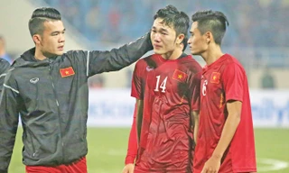 Xuân Trường rơi nước mắt sau những nỗ lực hết mình nhưng không thể cùng đồng đội vượt qua Indonesia ở vòng bán kết AFF cup. Anh được xem là một trong những cầu thủ chơi tốt và ổn định nhất trong chiến dịch AFF cup 2016 của ĐTVN. Ảnh: Như Ý