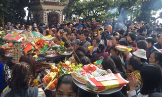 Nhiều người dân chen lấn cúng vàng mã ở Phủ Tây Hồ (Hà Nội). Ảnh: Hồng Vĩnh.