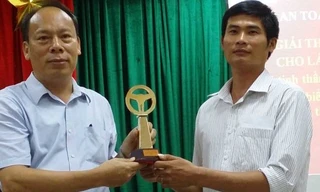 Ủy ban ATGT quốc gia tổ chức trao giải thưởng “Vô lăng vàng” đầu tiên năm 2016 cho lái xe Phan Văn Bắc (phải).