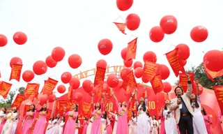 Thả thơ trong ngày Thơ Việt Nam lần thứ XV. Ảnh: Như Ý.