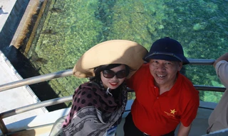 Nhà báo Toan Toan và GS Nguyễn Quang Ngọc - người nghiên cứu và tuyên truyền chủ quyền biển đảo - tại quần đảo Trường Sa. Ảnh: H. AN