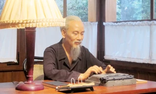 Tượng “Bác Hồ đánh máy di chúc”. Ảnh: Ánh Hồng