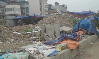 Chân cầu vượt thành bãi rác