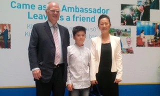 Đại sứ Franz Jessen cùng phu nhân và con trai trong buổi chia tay hết nhiệm kỳ công tác tại Hà Nội. 