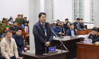 Bị cáo Đinh La Thăng tự bào chữa trước tòa.