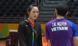 Trong khi Vũ Thị Trang bỏ tập luyện, nghỉ ngơi để làm HLV bất đắc dĩ cho Tiến Minh, một số quan chức đến tuổi hưu của Tổng cục TDTT vẫn đi dự Olympic để “nghiên cứu xu thế phát triển thể thao thế giới”. Ảnh cắt từ clip