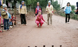 Hạt mảng dùng để ném được gọi là tín chờ, trong khi một đội ném tín chờ, đội còn lại có nhiệm vụ canh để dựng lại các đồng mảng bị ném trúng.