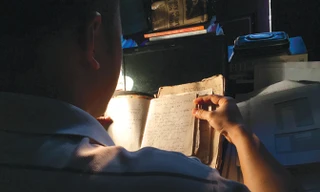 Tùng bên những trang sổ mẹ để lại.