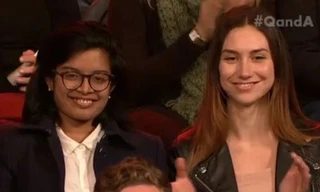 Nữ sinh Subeta Vimalarajah (trái) khởi động chiến dịch trên mạng kêu gọi chấm dứt đánh thuế băng vệ sinh.