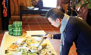 Food stylist Nguyễn Quang Việt đang chuẩn bị chụp ảnh những món ăn truyền thống của Tết Việt. Ảnh: Nhã Khanh