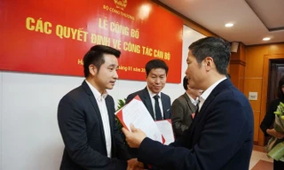 Ông Vũ Hùng Sơn (bìa trái) nhận quyết định của Bộ trưởng Công Thương bổ nhiệm làm Phó cục trưởng cục quản lý thị trường và quyết định biệt phái sang ban 389.