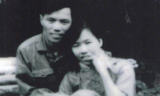 Một gia đình hình thành giữa chiến khu trong kháng chiến chống Mỹ.