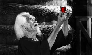 Cụ Sáu “cẩn” nước mắm. Ảnh: Đỗ Hữu Tuấn.