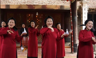 Nghệ nhân phường xoan An Thái hát xoan cổ tại đình làng Hùng Lô. Ảnh: Toan Toan.