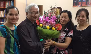 Phụ huynh học sinh chúc mừng thầy Nguyễn Tùng Lâm nhân ngày 20/11
