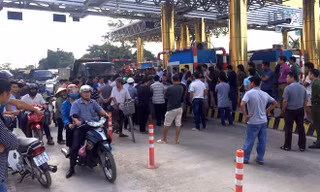 Trạm thu phí QL 6 đặt tại thị trấn Lương Sơn của Cty TNHH BOT QL6 Hòa Lạc – Hòa Bình bị hàng trăm người dân Lương Sơn phong tỏa sáng 7.11. Ảnh: Lao Động
