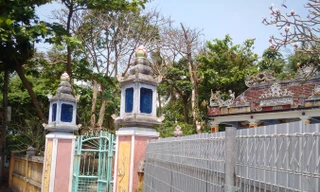 Miếu Bà Liễu Hạnh làng Nam Ô hiện đang bị quây trong hàng rào sắt của dự án chờ giải tỏa lấy đất làm biệt thự. Ảnh: Trần Tuấn.