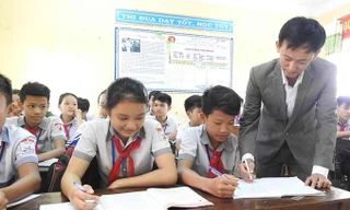 Thầy Lượng say sưa dạy học cho các học sinh.