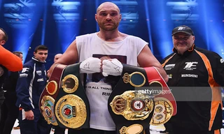 Tyson Fury ăn mừng cùng những đai vô địch giành được sau trận đấu lịch sử với Klitschko. Ảnh: GETTY IMAGES