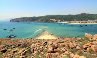 Một góc làng chài Nhơn Hải nhìn từ đỉnh Hòn Khô.