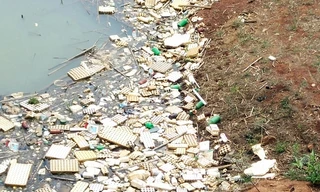 Bao bì thuốc BVTV ở hồ nước sinh hoạt Đan Kia.