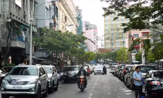 Ô tô dừng đỗ ngổn ngang trên đường Hải Triều (quận 1) vì phí dừng đỗ ô tô hiện nay quá thấp, chỉ 5.000 đồng/lượt.