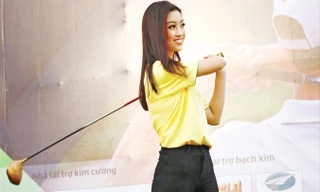 Hoa hậu Mỹ Linh vui vẻ với màn thử sức cùng gậy và bóng golf. Ảnh: Hồng Vĩnh.