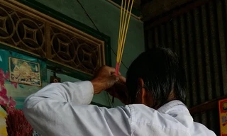 Cúng tổ trước khi chữa bệnh.